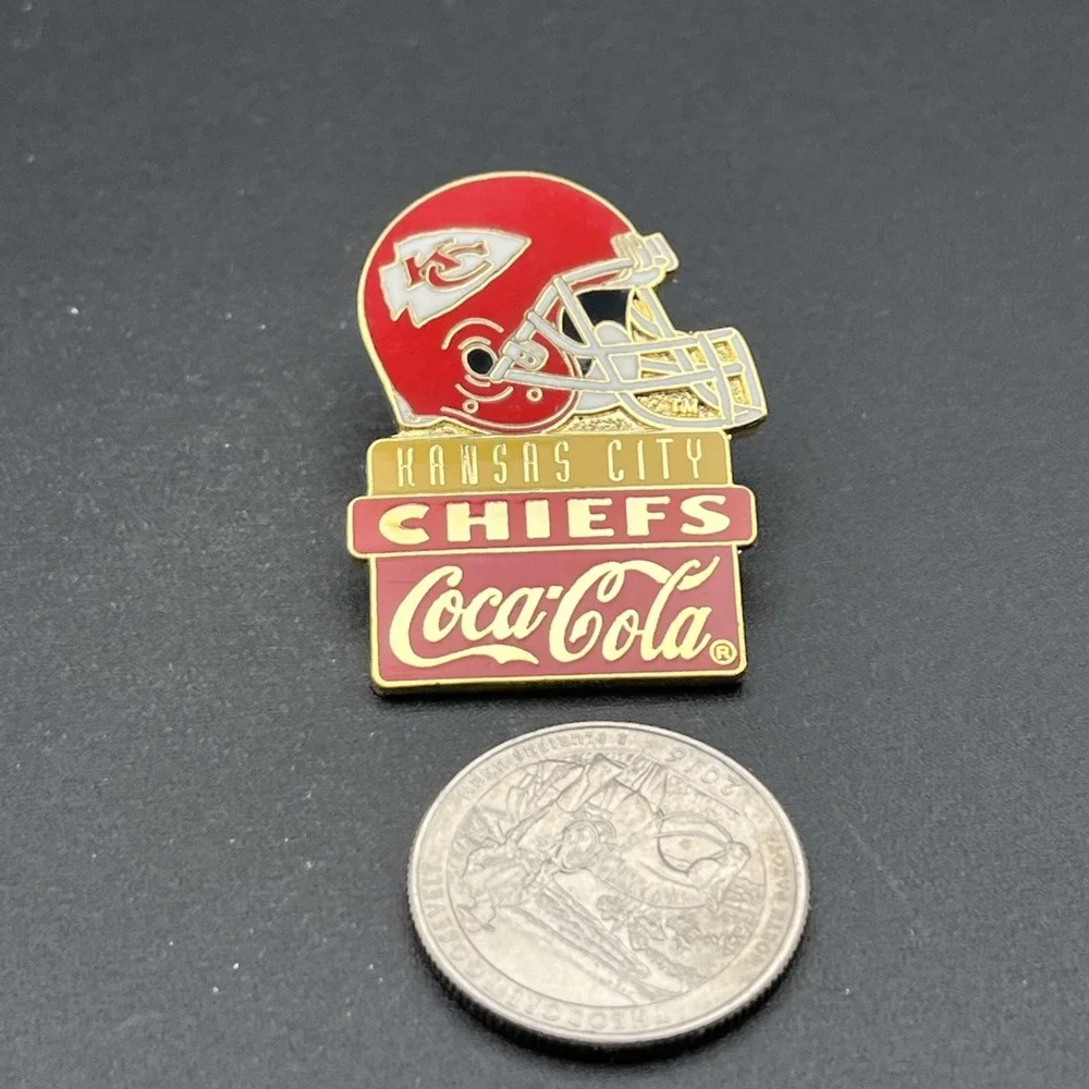 Coca-Cola Coke Kansas City Chiefs Helmet NFL Football Super‎ Bowl XXVIII Hat Pin